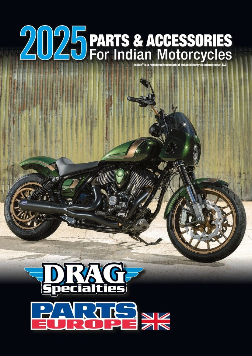 Forsiden av 2025-katalogen med deler og tilbehør for Indian Motorcycles fra Drag Specialties og Parts Europe, med en custom grønn motorsykkel foran bølgeblikkvegg.