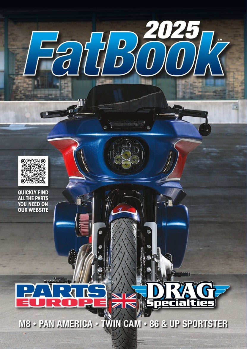 Forsiden av FatBook 2025 fra Drag Specialties og Parts Europe, med en kraftig bagger motorsykkel sett forfra, designet for M8, Pan America og Twin Cam.