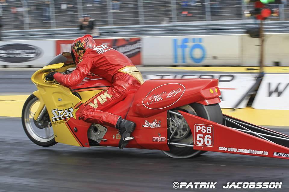 Kenneth Vik, grunnlegger av TK Parts, i fullt driv på dragstripen med sin racingmotorsykkel.