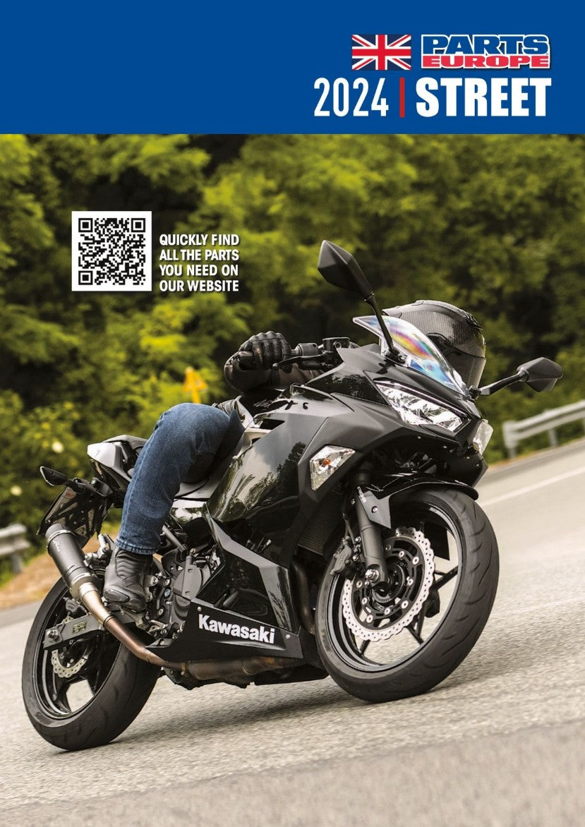 Forsiden av Parts Europe 2024 STREET-katalogen med en svart Kawasaki sportssykkel i fart på landeveien.